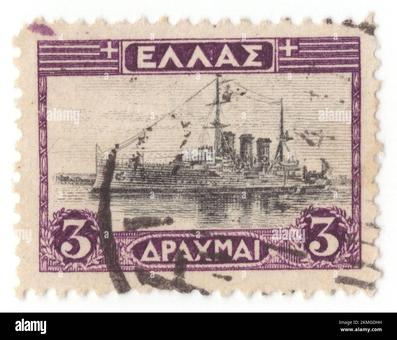 GRÈCE - 1927 1 avril: Un timbre-poste noir et violet profond de 3 drachma représentant le Cruiser “Georgios Averoff”, est un croiseur blindé de classe Pise modifié construit en Italie pour la Marine royale hellénique dans la première décennie du 20th siècle. Le navire a servi de navire amiral grec pendant la majeure partie de la première moitié du siècle. Bien que populairement connu comme cuirassé en grec, elle est en fait un croiseur blindé, le seul navire de ce type encore en existence. Le navire a été initialement commandé par la marina italienne de Regia, mais des contraintes budgétaires ont conduit l'Italie à l'offrir à la vente à des clients internationaux Banque D'Images
