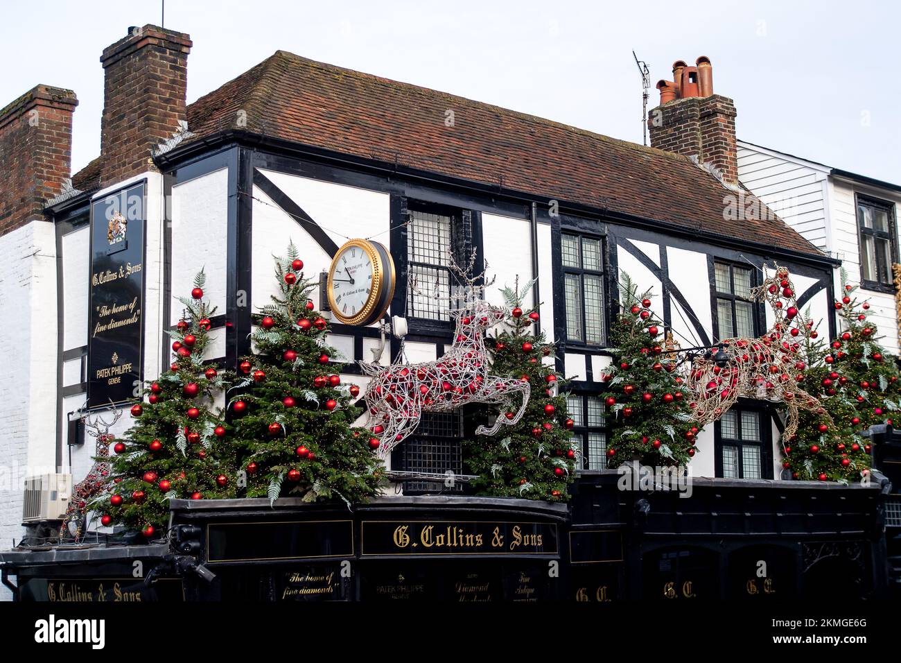 Royal Tunbridge Wells, Kent, Royaume-Uni. 26th novembre 2022. Porte-adjudant royal, bijoutiers, G Collins et fils. Les lumières et les décorations de Noël étaient en place à Royal Tunbridge Wells aujourd'hui alors que les acheteurs cherchaient à acheter des cadeaux de Noël. Crédit : Maureen McLean/Alay Live News Banque D'Images