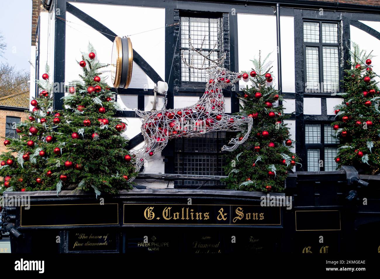 Royal Tunbridge Wells, Kent, Royaume-Uni. 26th novembre 2022. Porte-adjudant royal, bijoutiers, G Collins et fils. Les lumières et les décorations de Noël étaient en place à Royal Tunbridge Wells aujourd'hui alors que les acheteurs cherchaient à acheter des cadeaux de Noël. Crédit : Maureen McLean/Alay Live News Banque D'Images