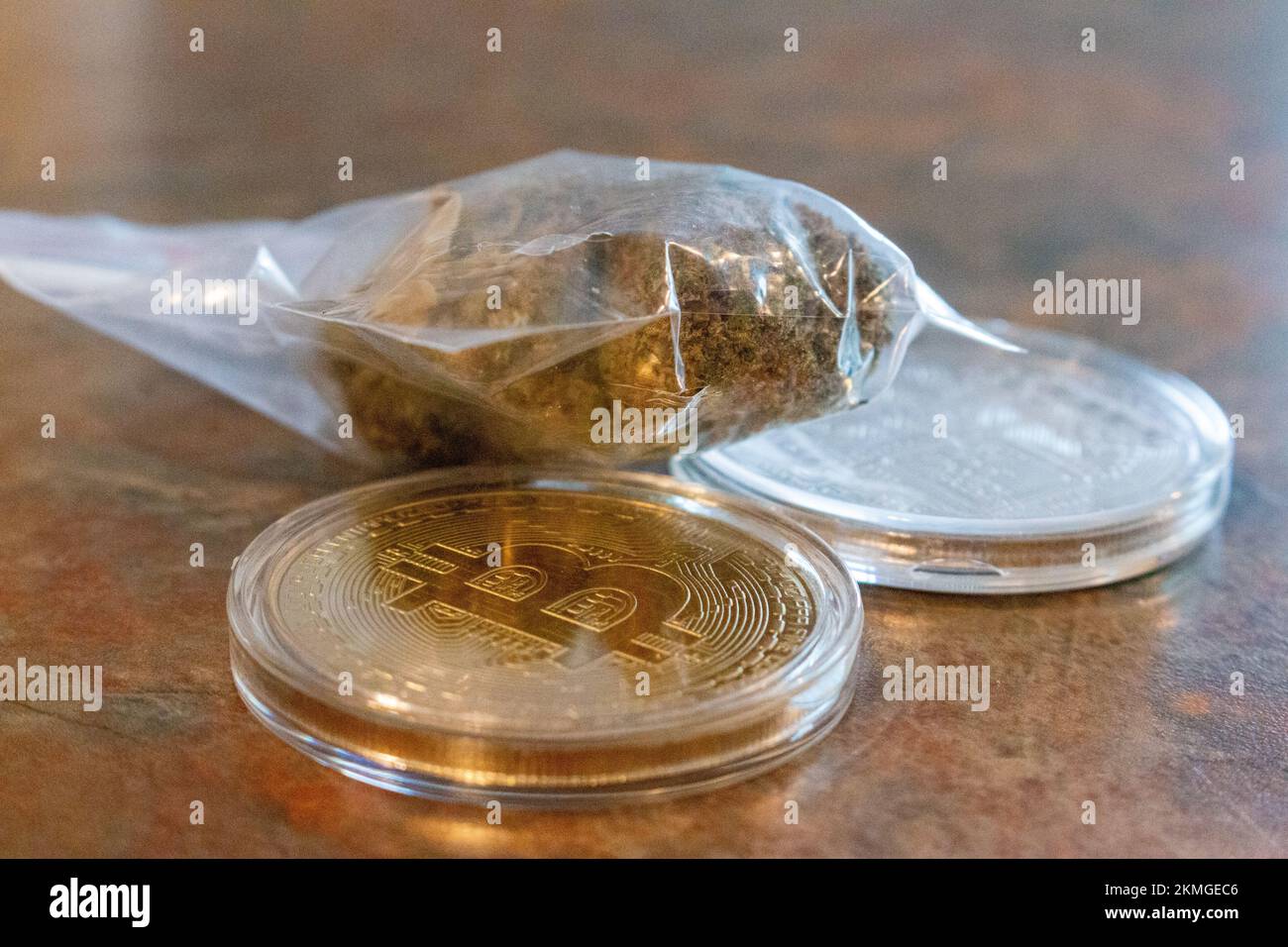 Pièce de monnaie en or physique à crypto-monnaie avec un signe bleu sur le cannabis Banque D'Images