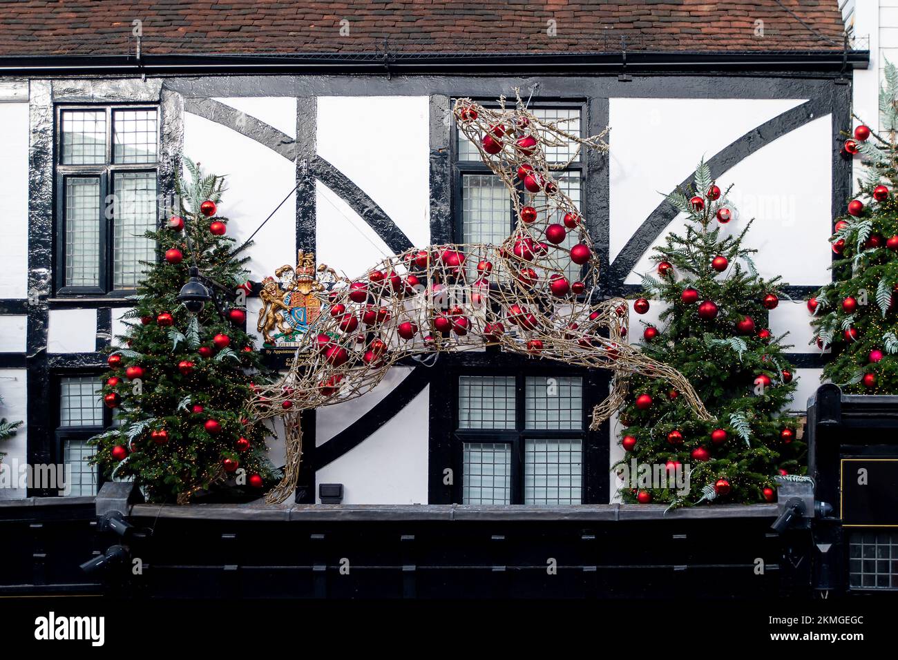 Royal Tunbridge Wells, Kent, Royaume-Uni. 26th novembre 2022. Porte-adjudant royal, bijoutiers, G Collins et fils. Les lumières et les décorations de Noël étaient en place à Royal Tunbridge Wells aujourd'hui alors que les acheteurs cherchaient à acheter des cadeaux de Noël. Crédit : Maureen McLean/Alay Live News Banque D'Images