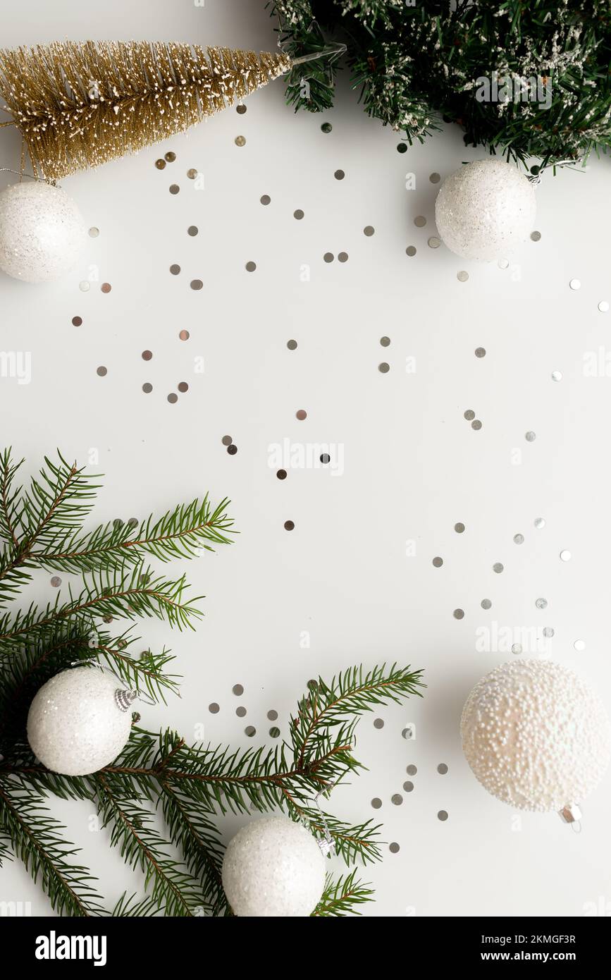 Cadre décorations de Noël blanc couleurs. Branches de pin Banque D'Images