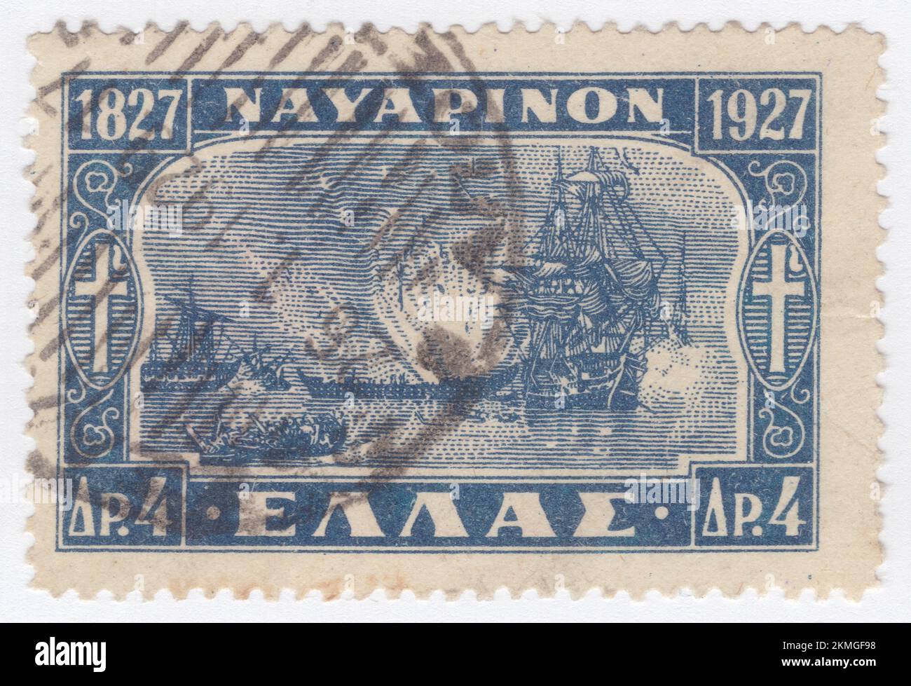 GRÈCE - 1928: Timbre-poste gris-bleu foncé de 4 drachmes représentant la bataille de Navarino. Centenaire de la bataille navale de Navarino, bataille navale menée le 20 octobre 1827, pendant la guerre d'indépendance grecque (1821–1829), dans la baie de Navarino (Pylos modernes), sur la côte ouest de la péninsule du Péloponnèse, dans la mer Ionienne. Les forces alliées de Grande-Bretagne, de France et de Russie ont résolument battu les forces ottomanes et égyptiennes qui essayaient de réprimer les Grecs, rendant ainsi l'indépendance grecque beaucoup plus probable Banque D'Images