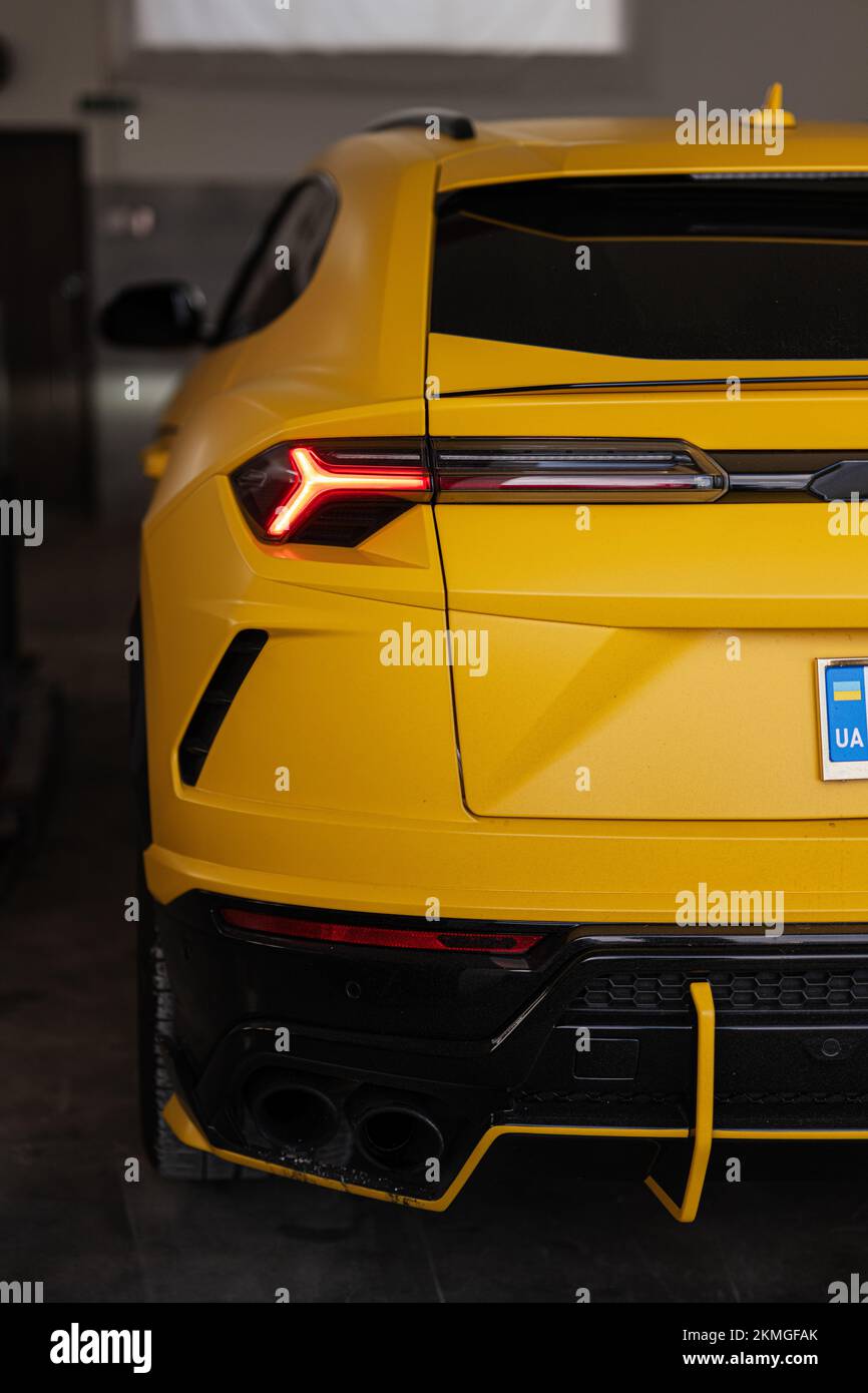 Ternopil, Ukraine- 11 novembre 2022: Feux arrière en jaune Lamborghini Urus  Photo Stock - Alamy