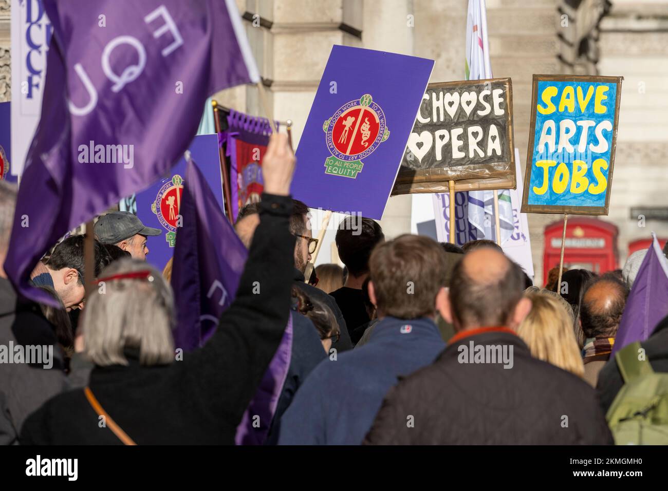 Le personnel et les supporters de l'Opéra national anglais (ENO) protestant à l'extérieur du Département du numérique, de la culture, des médias et du sport, sur l'Association des arts Banque D'Images