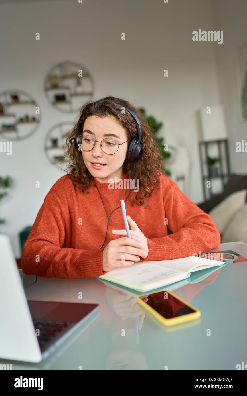 Jeune femme étudiant en ligne ou ayant une réunion virtuelle à distance à la maison. Banque D'Images