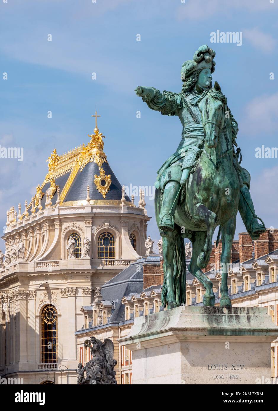 Statue Louis XIV et chapelle royale du château de Versailles Banque D'Images