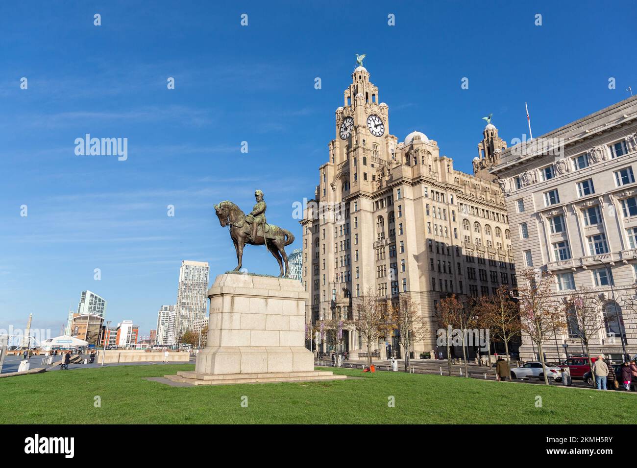 Liverpool, Royaume-Uni : statue équestre du roi Edward VII et bâtiment Royal Liver sur le front de mer de la ville Banque D'Images