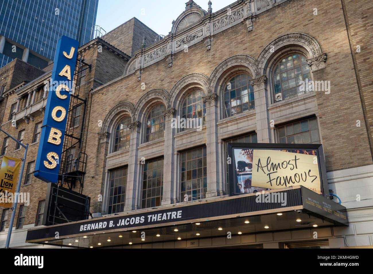 Bernard B. Jacobs Theatre Marquee avec The Play 'presque célèbre', NYC, USA 2022 Banque D'Images