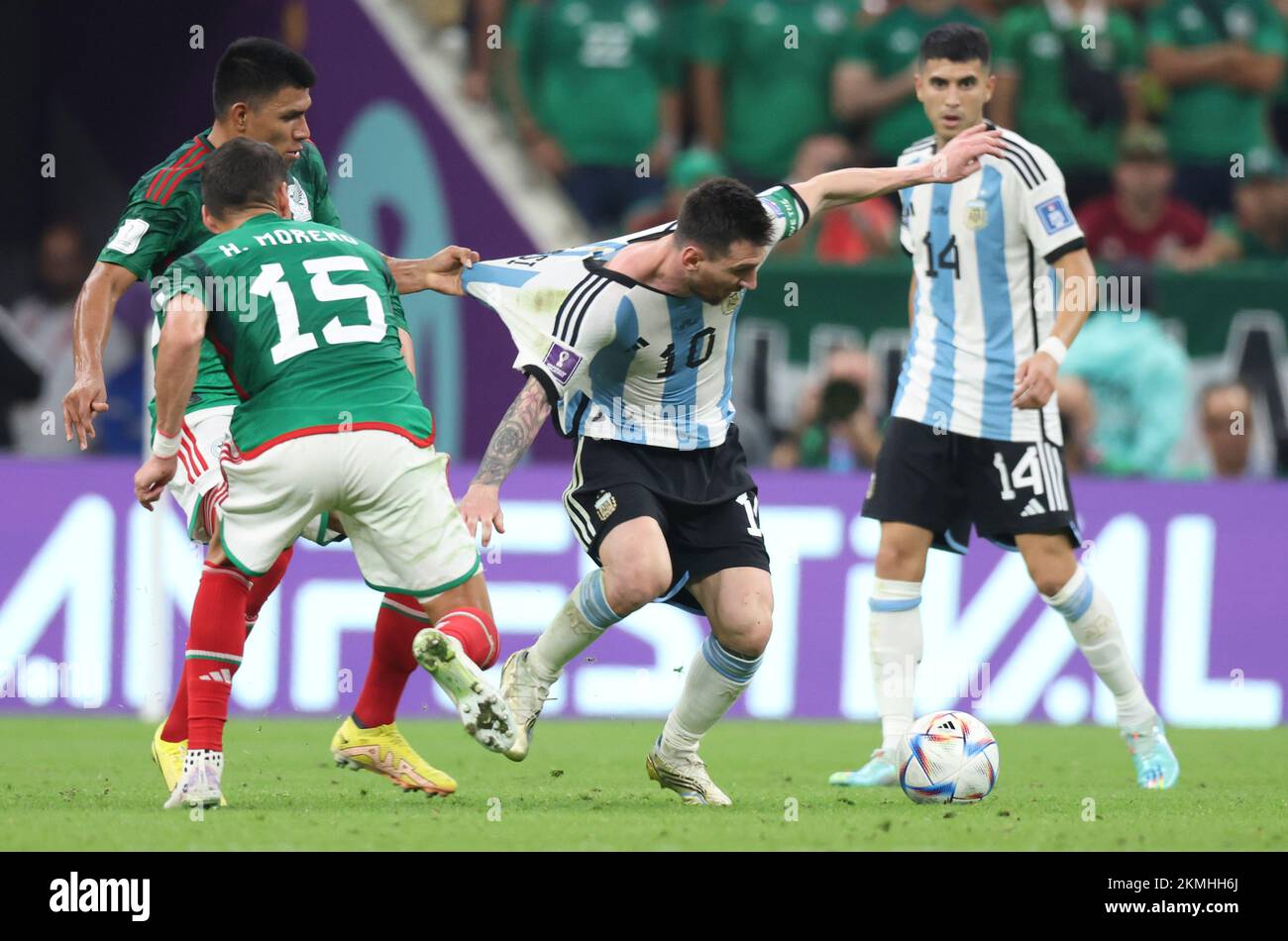 Lusail, Qatar. 26th novembre 2022. Lionel Messi (2nd R) d'Argentine en action pendant le match du Groupe C entre l'Argentine et le Mexique à la coupe du monde de la FIFA 2022 au stade Lusail à Lusail, Qatar, 26 novembre 2022. Crédit : CAO CAN/Xinhua/Alay Live News Banque D'Images