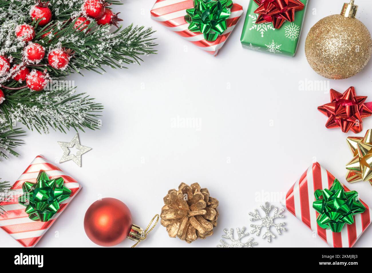 Composition de Noël. Cadeaux, branches de sapin, cadeaux, cadeaux et décorations rouges sur fond blanc. Noël, concept du nouvel an. Plat, dessus Banque D'Images