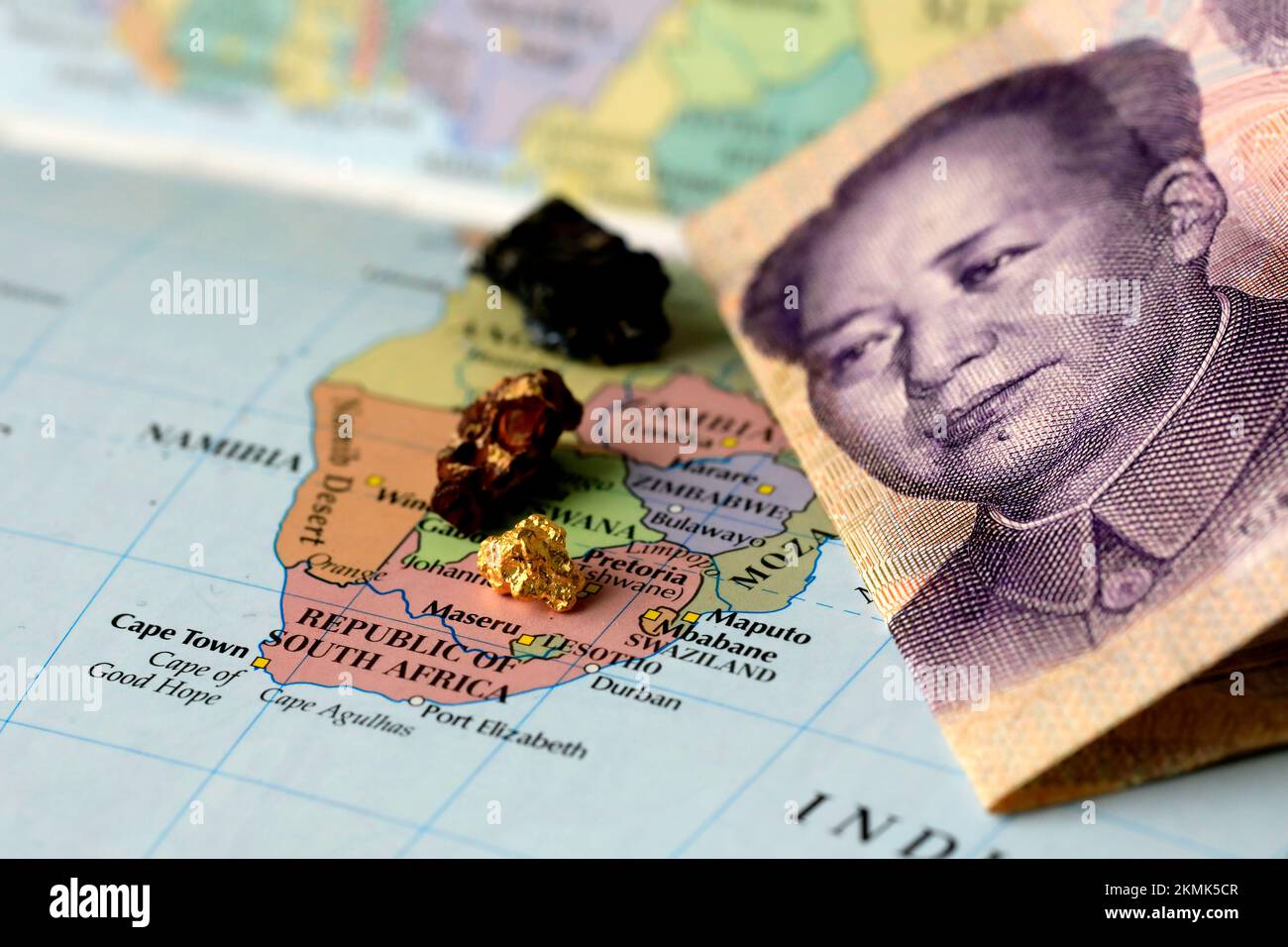 Gros plan d'un billet chinois de yuan et de métaux de terre rares sur une carte de l'Afrique Banque D'Images