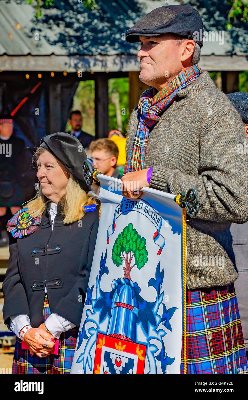Un homme tient un tartan représentant le clan Anderson lors de la parade des tartans du clan aux Jeux écossais des Highlands à Gulfport, Mississippi. Banque D'Images