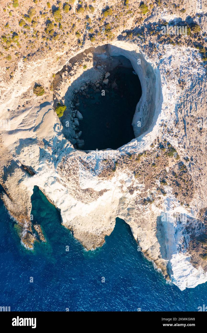 Vue sur la grotte volcanique ouverte de Sykia, île de Milos, Cyclades, Grèce Banque D'Images