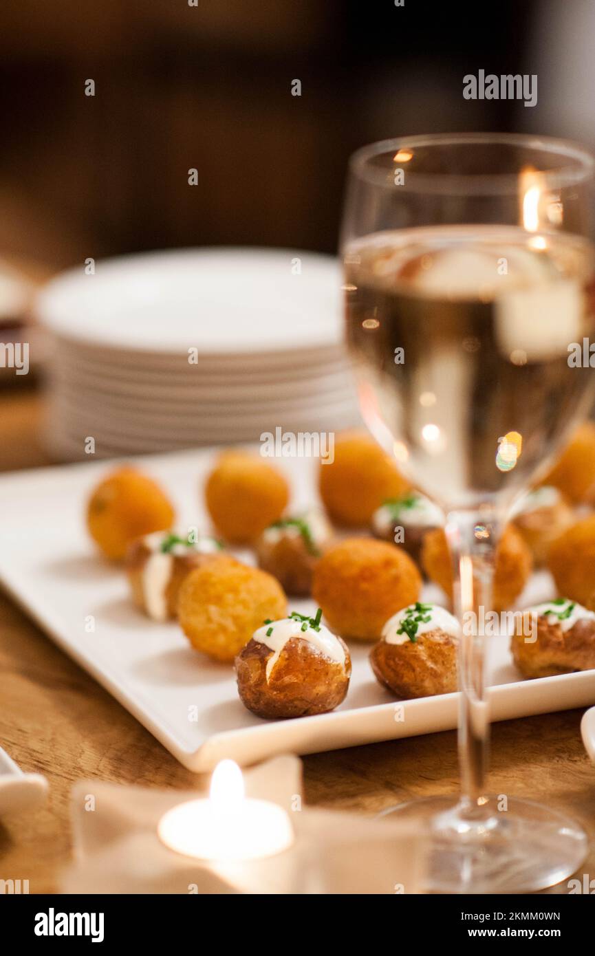 Une photo verticale d'une assiette de hors-d'œuvre avec un verre de