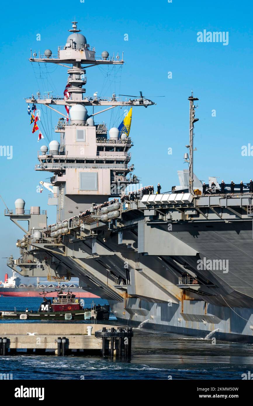 NORFOLK (26 novembre 2022) l'USS Gerald R. Ford (CVN 78) retourne à la base navale de Norfolk après avoir terminé son déploiement inaugural dans l'océan Atlantique avec le Gerald R. Ford Carrier Strike Group (GRFCSG), le 26 novembre. Le GRFCSG est retourné à la Station navale de Norfolk à la suite d'un déploiement prévu avec des alliés et des partenaires dans le but d'établir des relations stratégiques et de contribuer à une région de l'Atlantique stable et exempte de conflits, tout en présentant les États-Unis La classe de porte-avions la plus avancée de la Marine. (É.-U. Navy photo/Video by Mass communication Specialist First Class Nathan T. Beard) Banque D'Images