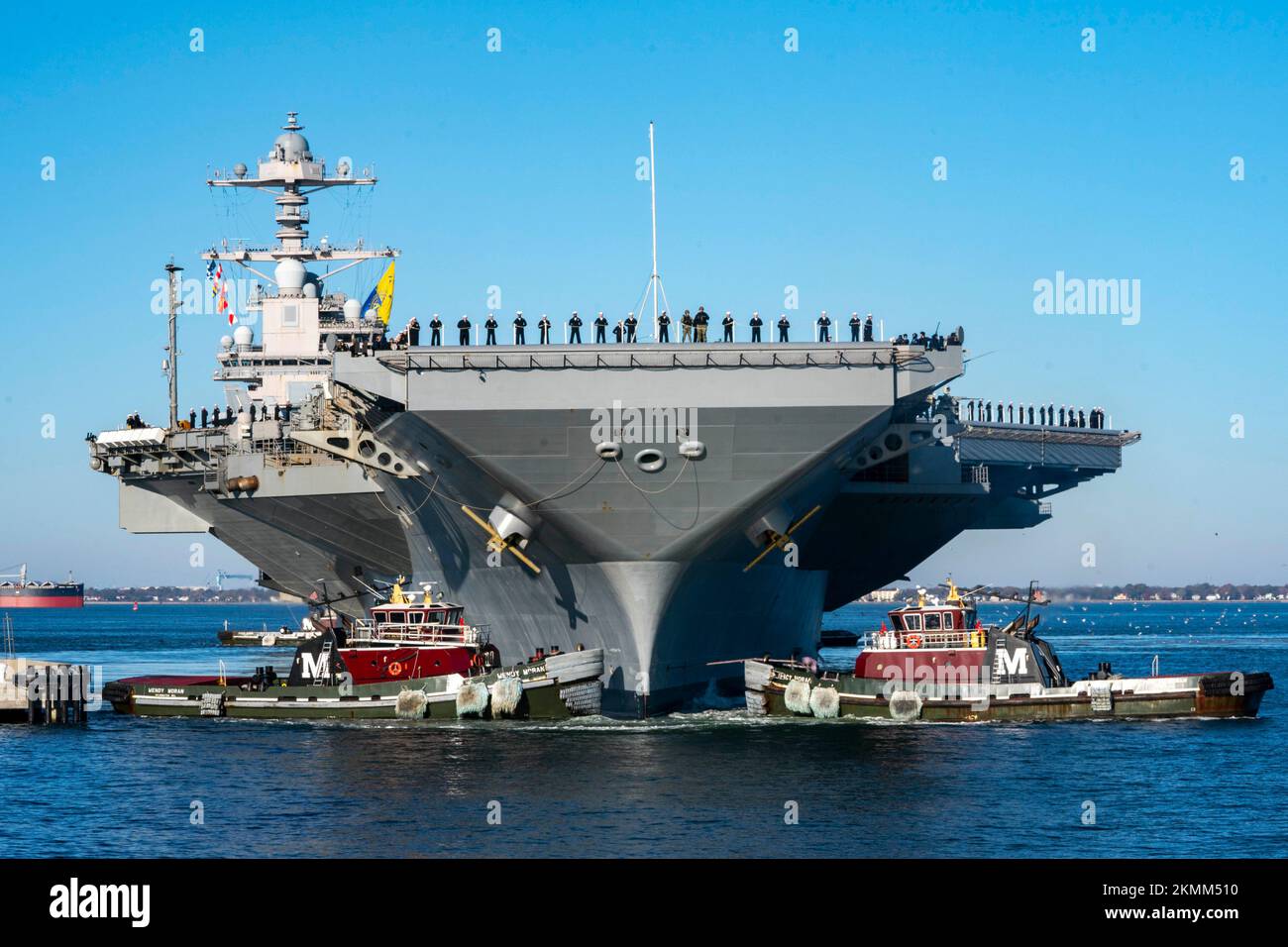 NORFOLK (26 novembre 2022) l'USS Gerald R. Ford (CVN 78) retourne à la base navale de Norfolk après avoir terminé son déploiement inaugural dans l'océan Atlantique avec le Gerald R. Ford Carrier Strike Group (GRFCSG), le 26 novembre. Le GRFCSG est retourné à la Station navale de Norfolk à la suite d'un déploiement prévu avec des alliés et des partenaires dans le but d'établir des relations stratégiques et de contribuer à une région de l'Atlantique stable et exempte de conflits, tout en présentant les États-Unis La classe de porte-avions la plus avancée de la Marine. (É.-U. Navy photo/Video by Mass communication Specialist First Class Nathan T. Beard) Banque D'Images