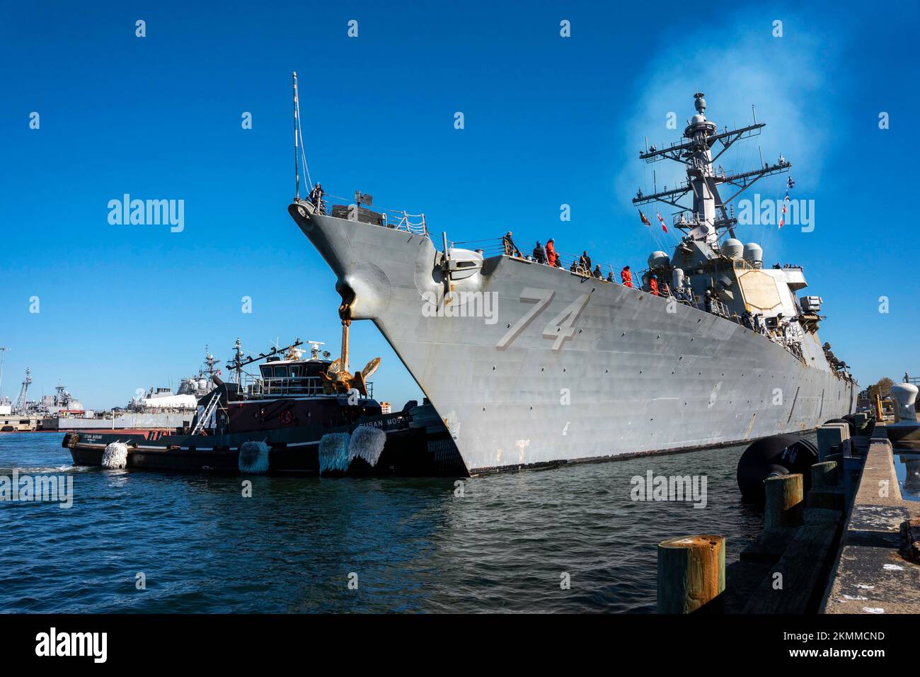 NORFOLK (26 novembre 2022) – le destroyer de missiles guidés de la classe Arleigh Burke USS McFaul (DDG 74) retourne à la Station navale de Norfolk après un déploiement dans l'océan Atlantique avec le Gerald R. Ford Carrier Strike Group (GRFCSG), novembre 26. Le GRFCSG est retourné à la Station navale de Norfolk à la suite d'un déploiement prévu avec des alliés et des partenaires dans le but d'établir des relations stratégiques et de contribuer à une région de l'Atlantique stable et exempte de conflits, tout en présentant les États-Unis La classe de porte-avions la plus avancée de la Marine. (É.-U. Navy photo/Video par le spécialiste des communications de masse First Clas Banque D'Images