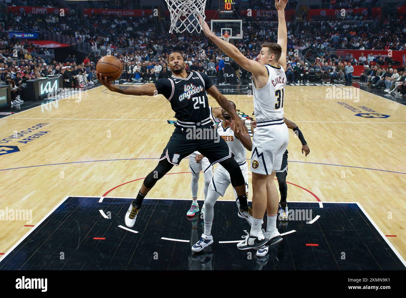 Los Angeles, Californie, États-Unis. 25th novembre 2022. Norman Powell (24), le garde des Clippers de Los Angeles, va au basket sous la pression de Denver Nuggets Forward Vlatko Cancar (31) lors d'un match de basketball de la NBA vendredi, 25 novembre 2022, à Los Angeles. (Image de crédit : © Ringo Chiu/ZUMA Press Wire) Banque D'Images