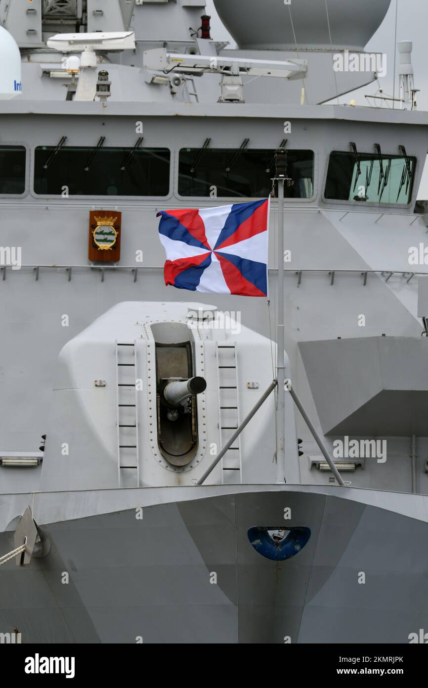 Préfecture de Kanagawa, Japon - 05 septembre 2021 : drapeau de la marine néerlandaise sur la marine royale des pays-Bas HNLMS Evertsen (F805). Banque D'Images