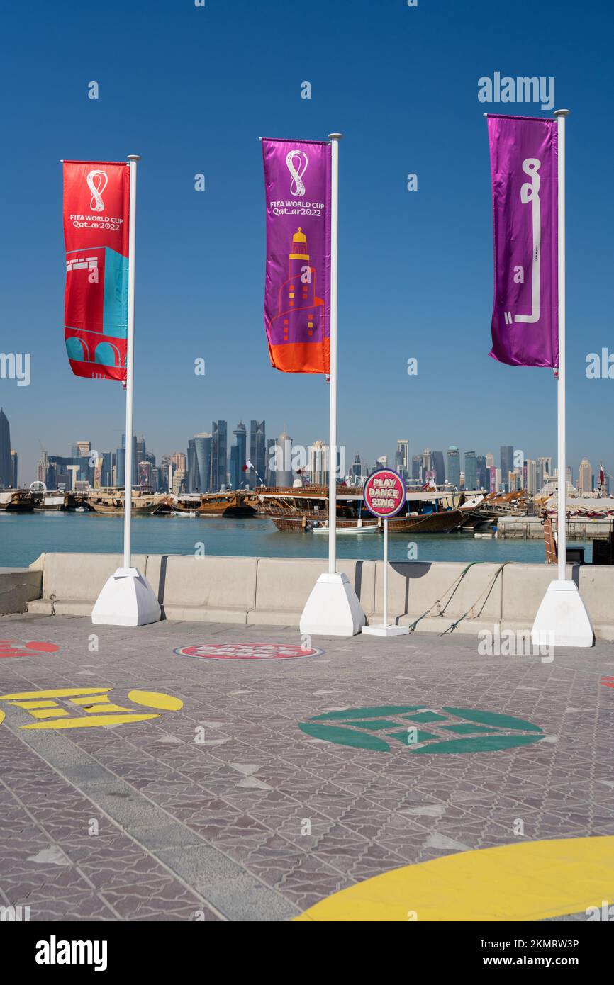 Drapeaux publicitaires de la coupe du monde de la FIFA Qatar 2022 à Doha corniche, Qatar. Banque D'Images