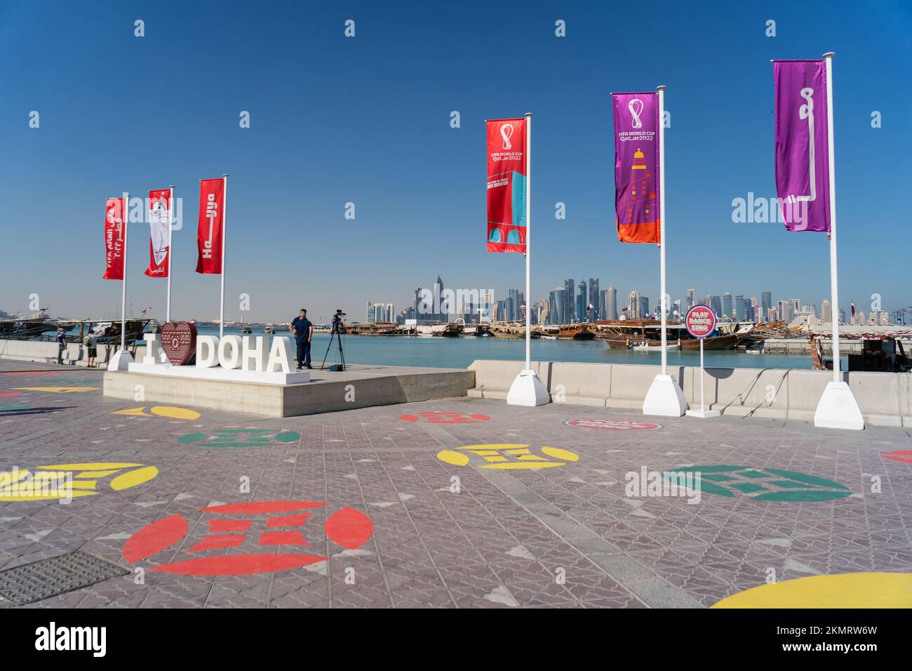 Drapeaux publicitaires de la coupe du monde de la FIFA Qatar 2022 à Doha corniche, Qatar. Banque D'Images