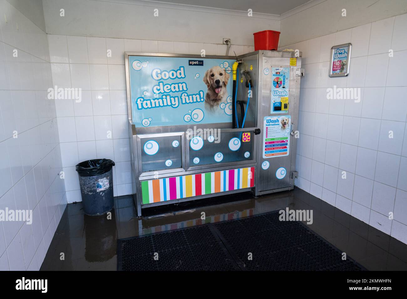 Lavage de chien en libre service Banque de photographies et d’images à