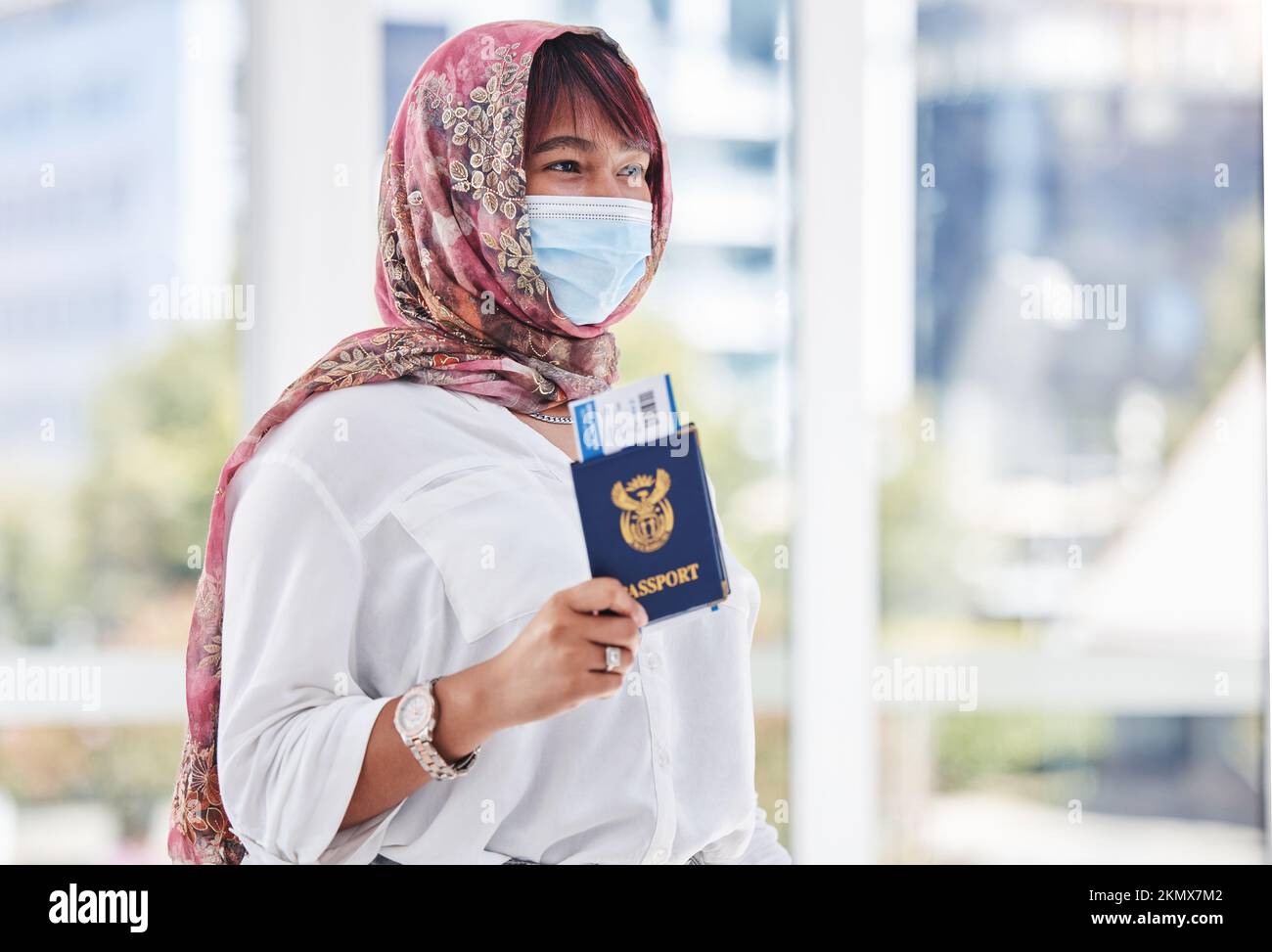 Voyage, immigration et femme réfugiée avec passeport, masque et hijab aux douanes avec billet. Covid restrictions, santé mondiale en cas de pandémie et Banque D'Images