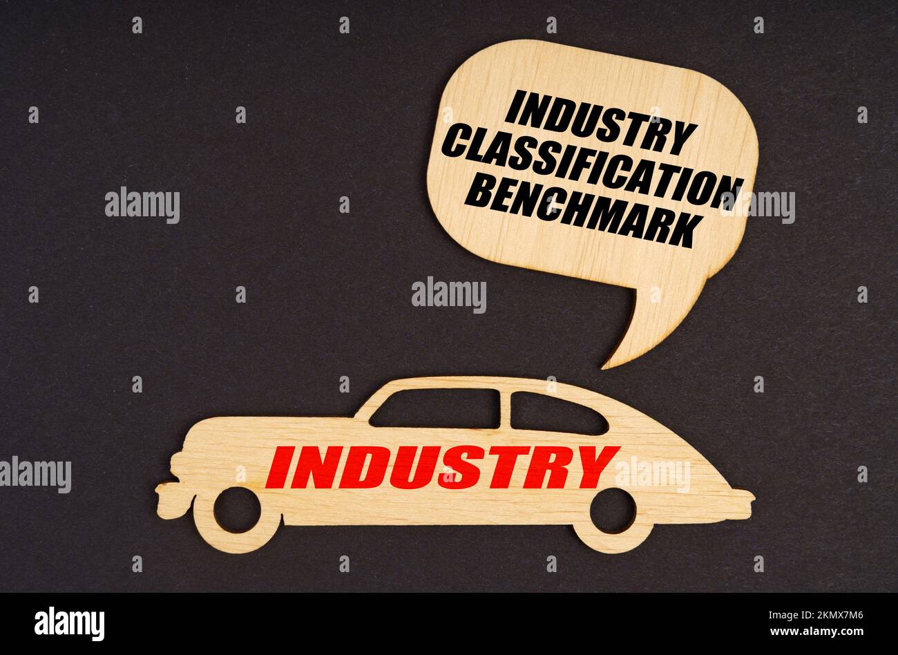 Concept de l'industrie. Sur fond noir, une voiture avec l'inscription Industrie, au-dessus d'elle une plaque avec l'inscription - Classification de l'industrie Benchmar Banque D'Images