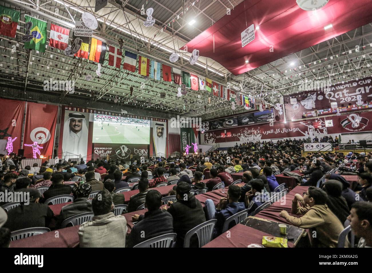 Gaza, Palestine. 26th novembre 2022. Les Palestiniens regardent la diffusion en direct du match de la coupe du monde de 2022 entre l'Arabie saoudite et la Pologne à Gaza. (Note finale; Arabie Saoudite 0- 2 Pologne). Crédit : SOPA Images Limited/Alamy Live News Banque D'Images