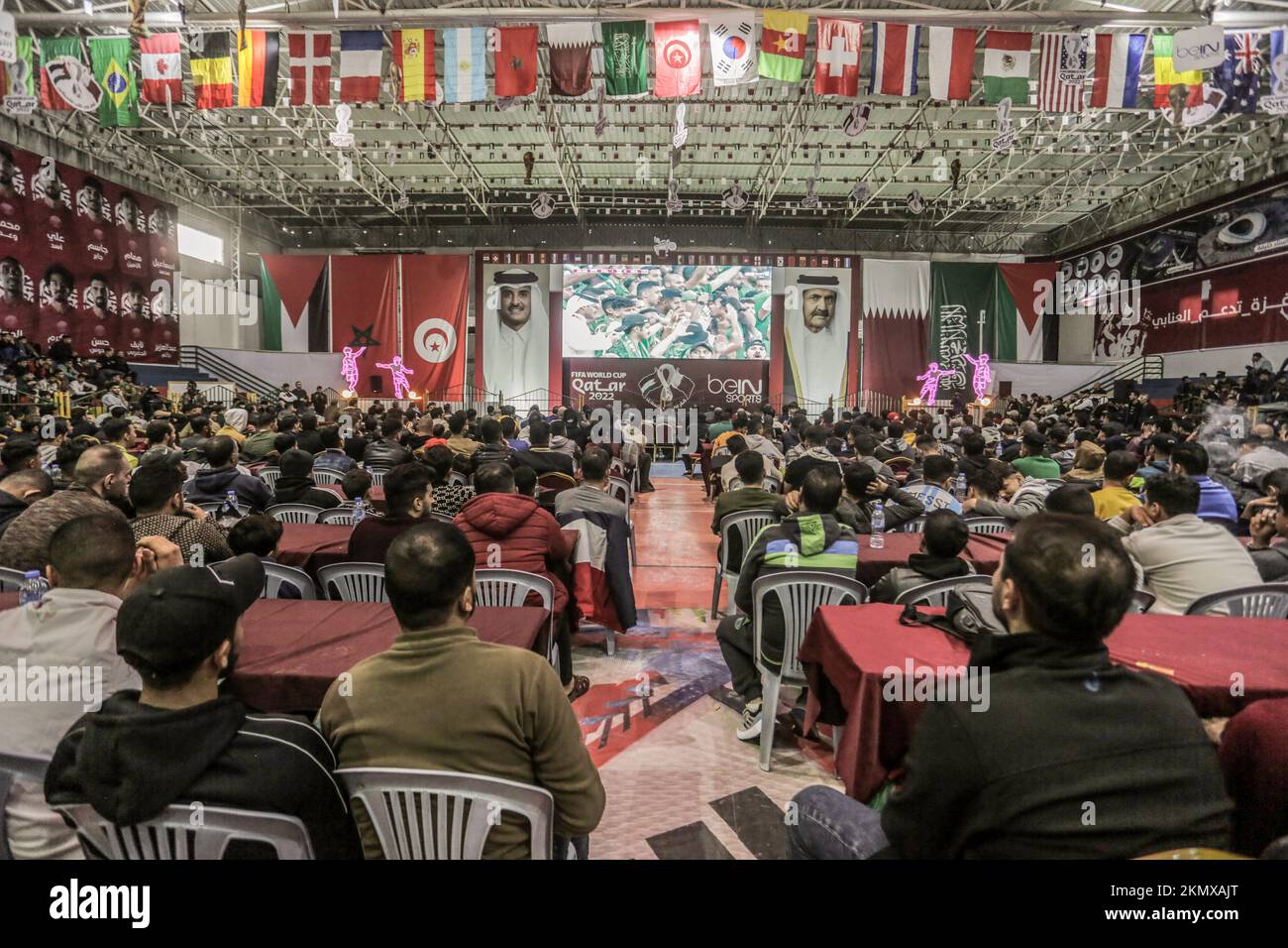 Les Palestiniens regardent la diffusion en direct du match de la coupe du monde de 2022 entre l'Arabie saoudite et la Pologne à Gaza. (Note finale; Arabie Saoudite 0- 2 Pologne). Banque D'Images