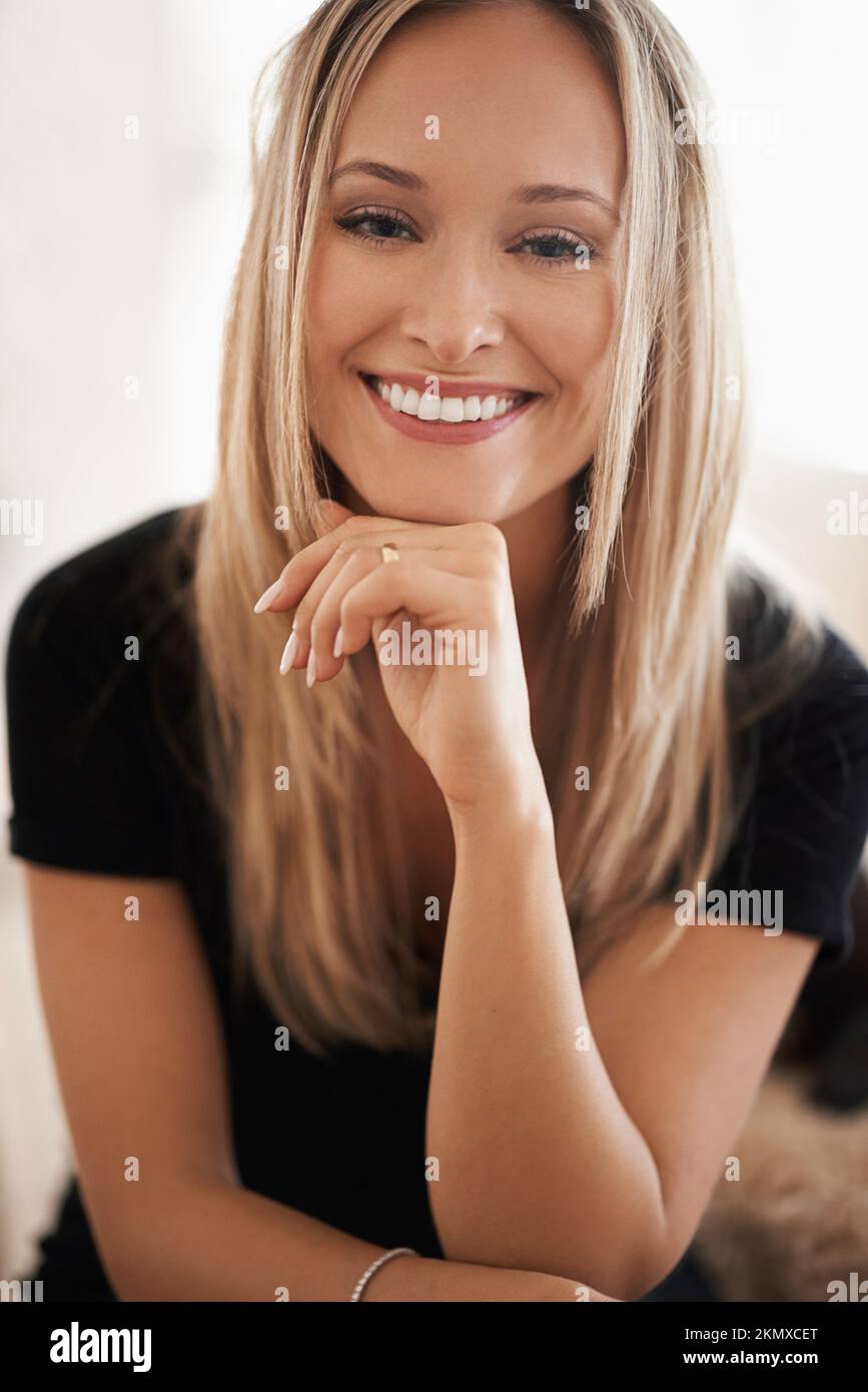 C'est tout sur moi aujourd'hui. Portrait d'une jeune femme assise avec sa main sur son menton. Banque D'Images