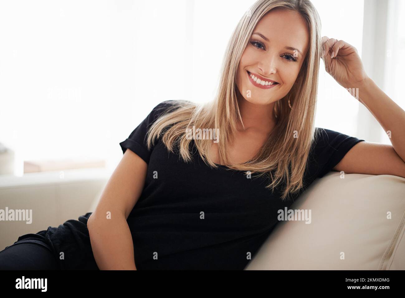 Détendez-vous, détendez-vous et détendez-vous. Portrait d'une jeune femme blonde assise sur son canapé à la maison. Banque D'Images