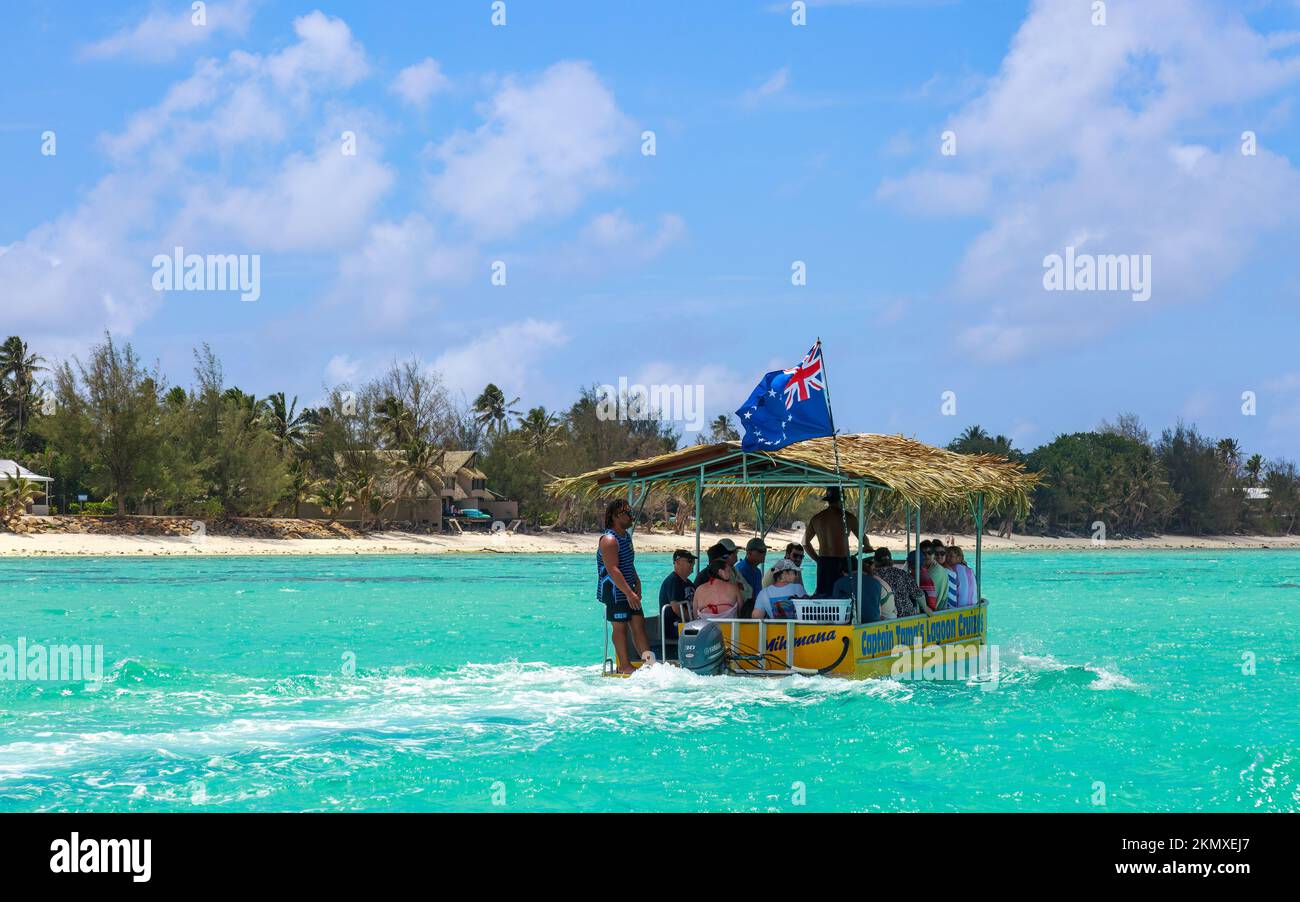 Un bateau « Captain Tama's Lagoon Cruise » dans les eaux de Muri Lagoon, juste à côté de l'île tropicale de Rarotonga, îles Cook Banque D'Images