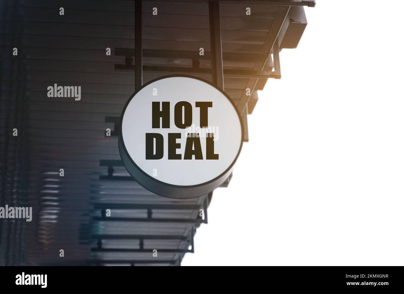 Affaires et économie. Il y a un panneau circulaire sous le toit du bâtiment qui dit - HOT DEAL Banque D'Images