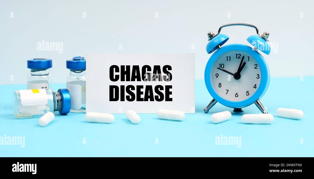 Médecine et concept de santé. Un réveil, des pilules, des injections et une carte avec l'inscription - maladie de Chagas Banque D'Images