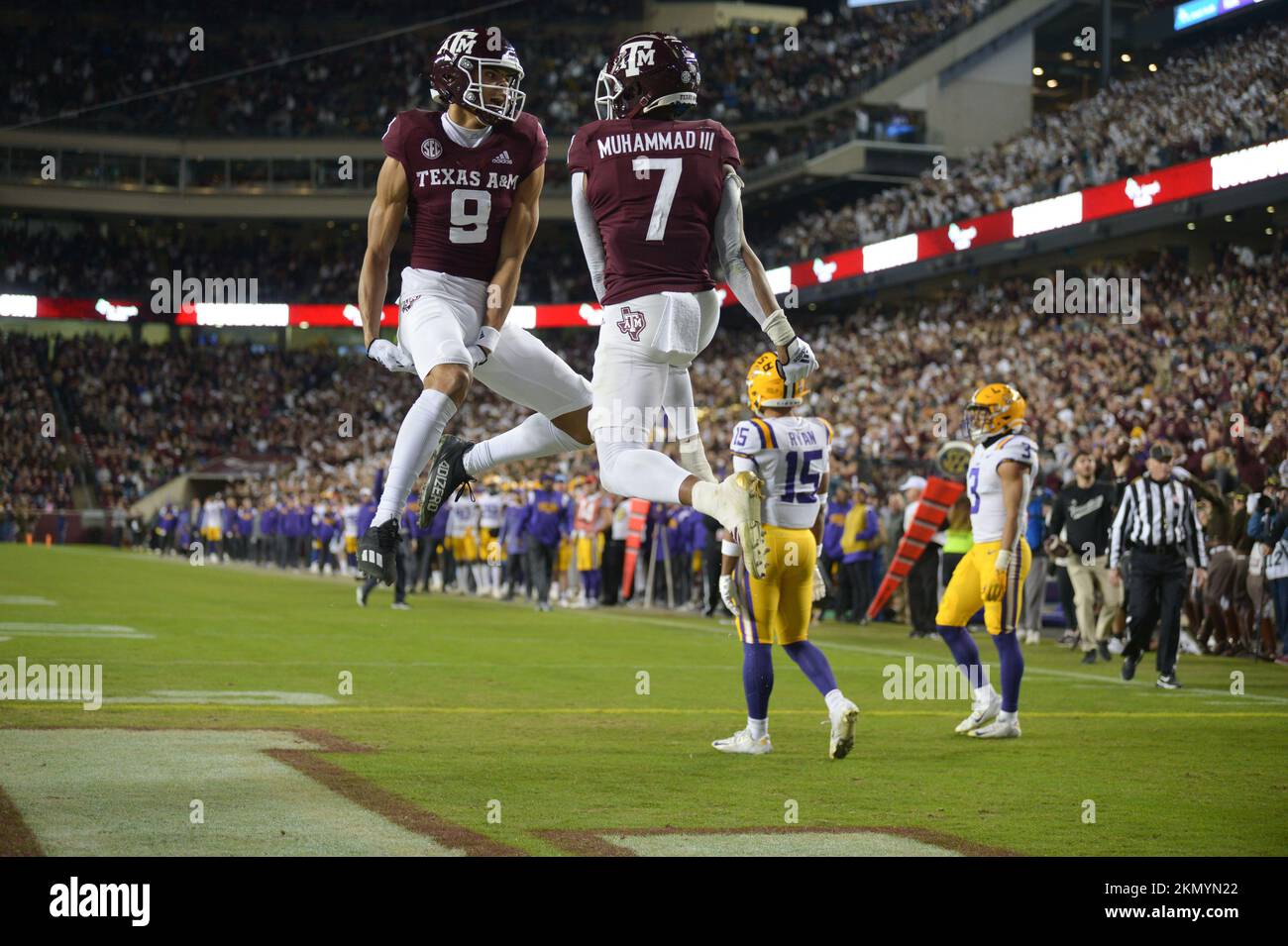 College Station, Texas, États-Unis. 26th novembre 2022. Le Texas A&M Aggies Wide Receiver Moose Muhammad III #7 célèbre avec le Texas A&M Aggies Wide Receiver Noah Thomas #9 après avoir pris le ballon à la zone finale et a obtenu un toucher de balle pendant le match entre les Texas A&M University Aggies et l'université d'État de Louisiane à Kyle Field à l'université Station, TX. Aggies bat les Tigers, 38-23. Patrick Green/CSM/Alamy Live News Banque D'Images