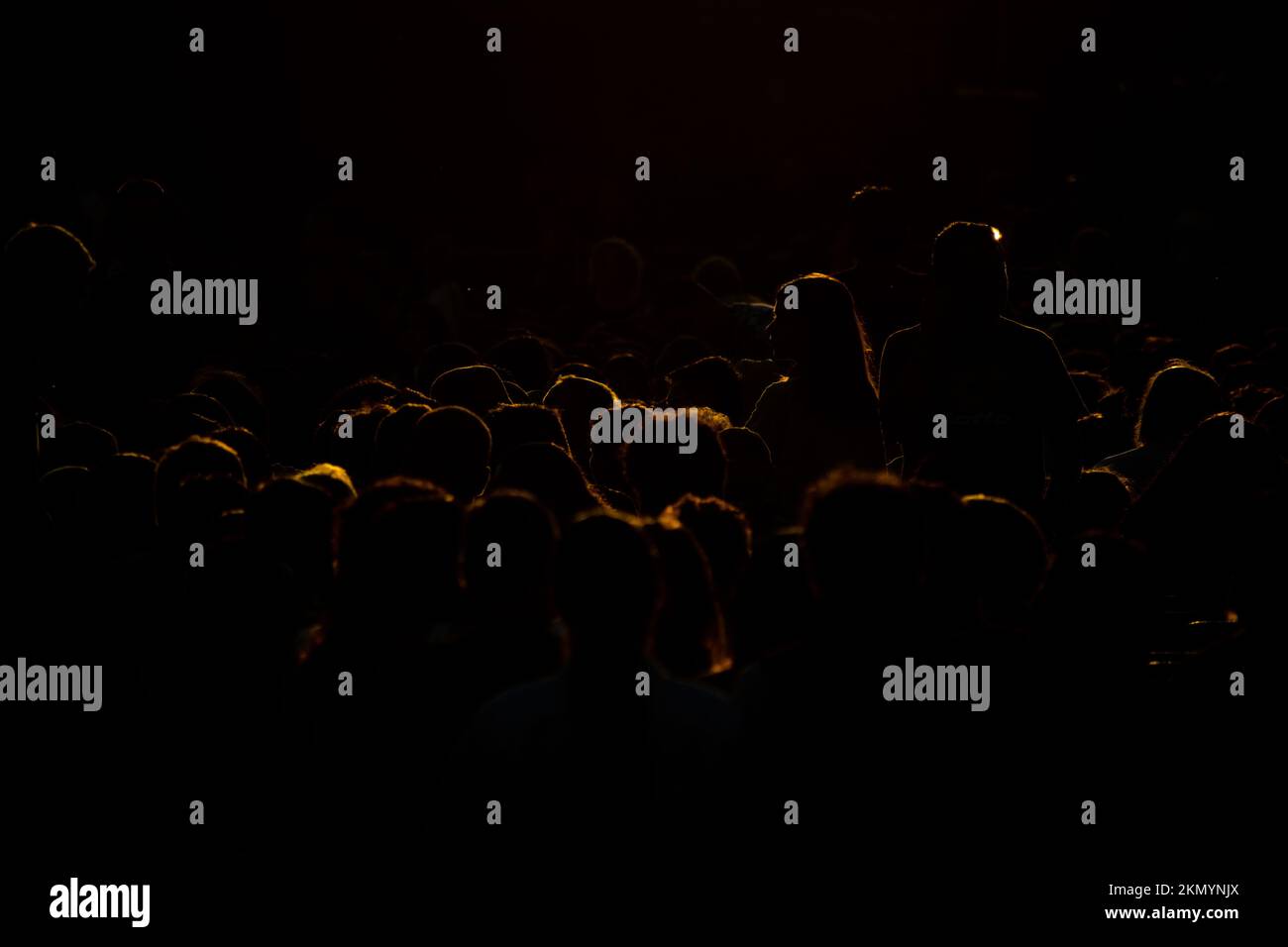 Santiago, Metropolitana, Chili. 26th novembre 2022. Les gens assistent à un concert de musique classique dans un parc à Santiago, au Chili, au coucher du soleil. (Credit image: © Matias Basualdo/ZUMA Press Wire) Banque D'Images