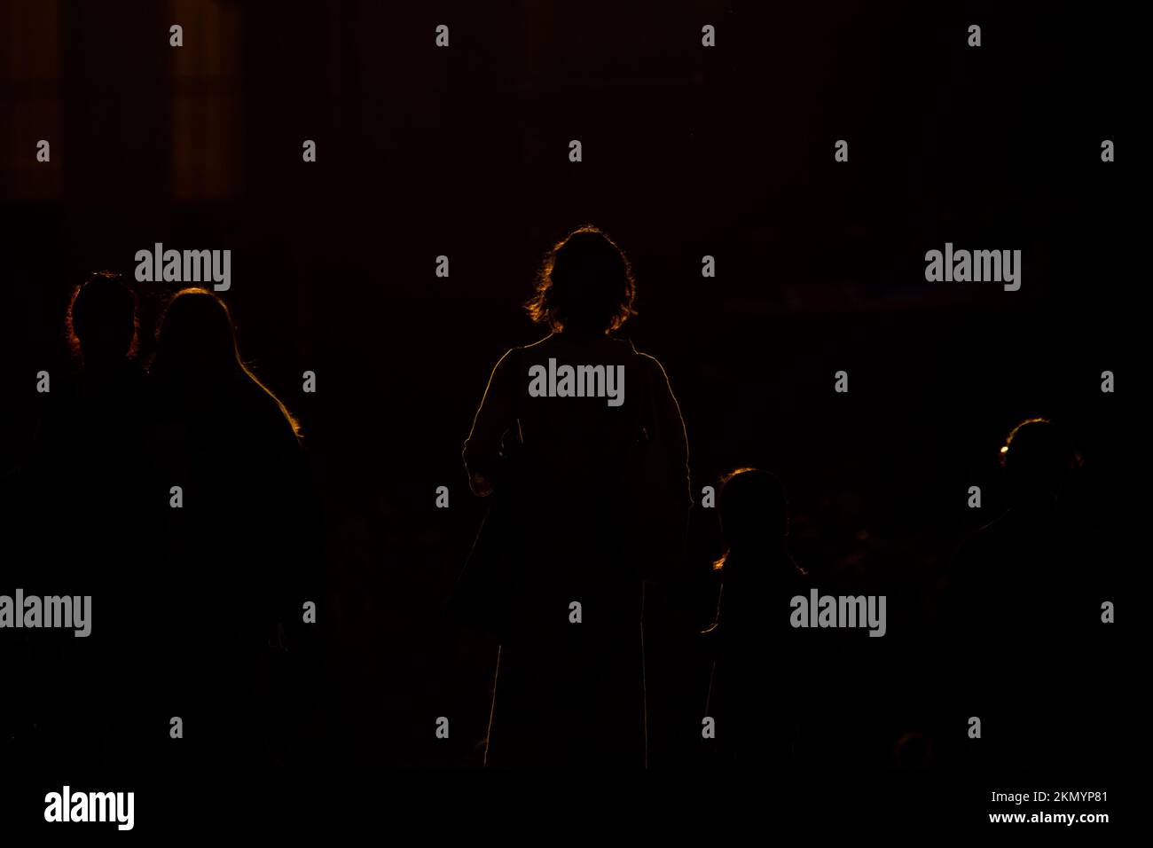 Santiago, Metropolitana, Chili. 26th novembre 2022. Une famille assiste à un concert de musique classique dans un parc à Santiago, au Chili, au coucher du soleil. (Credit image: © Matias Basualdo/ZUMA Press Wire) Banque D'Images