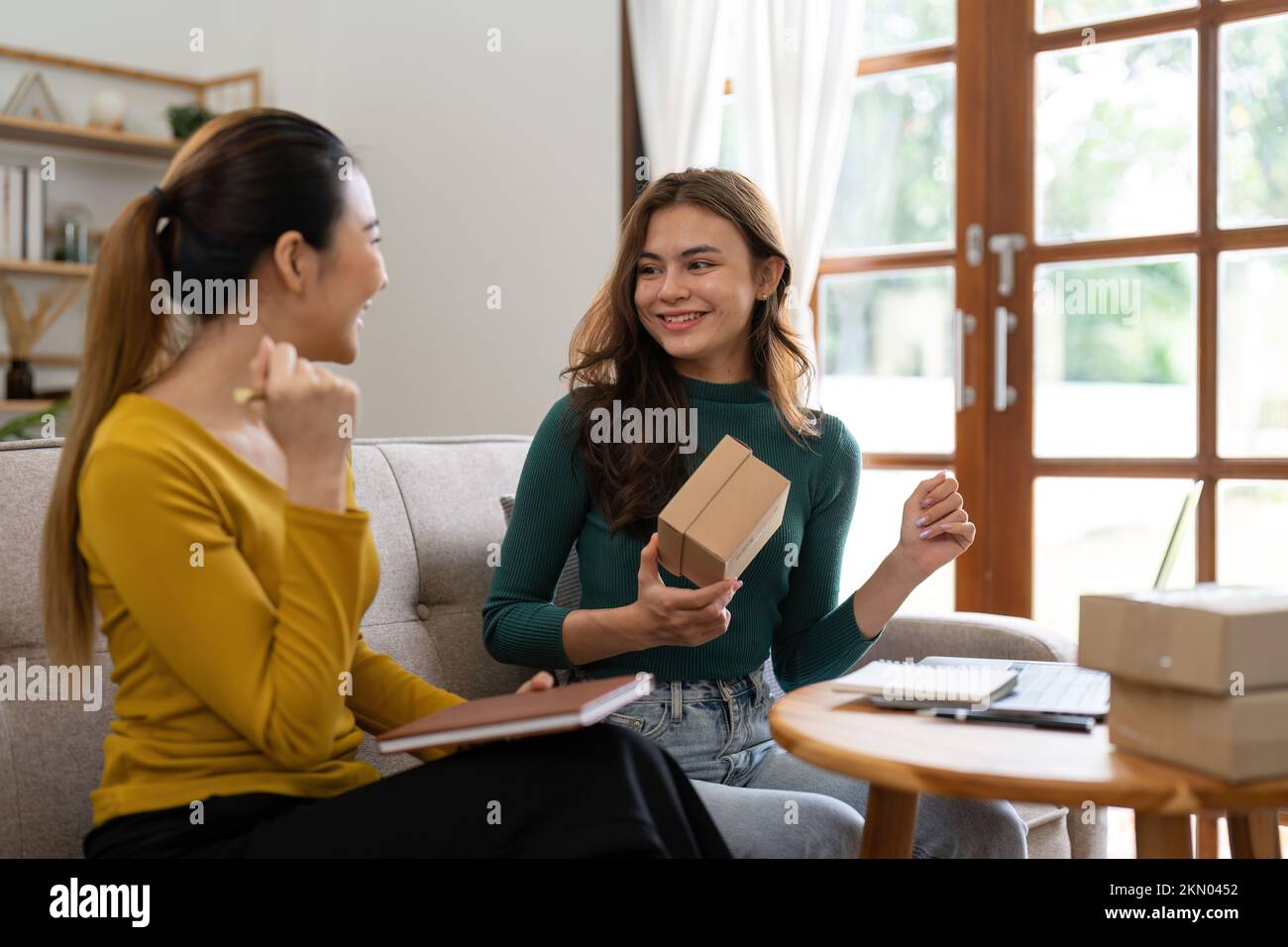 Deux femmes d'affaires démarrage pour le marketing en ligne, les colis de boîtes d'emballage d'entrepreneur pour l'expédition, les vendeurs de PME, et le concept de vente en ligne freelance Banque D'Images