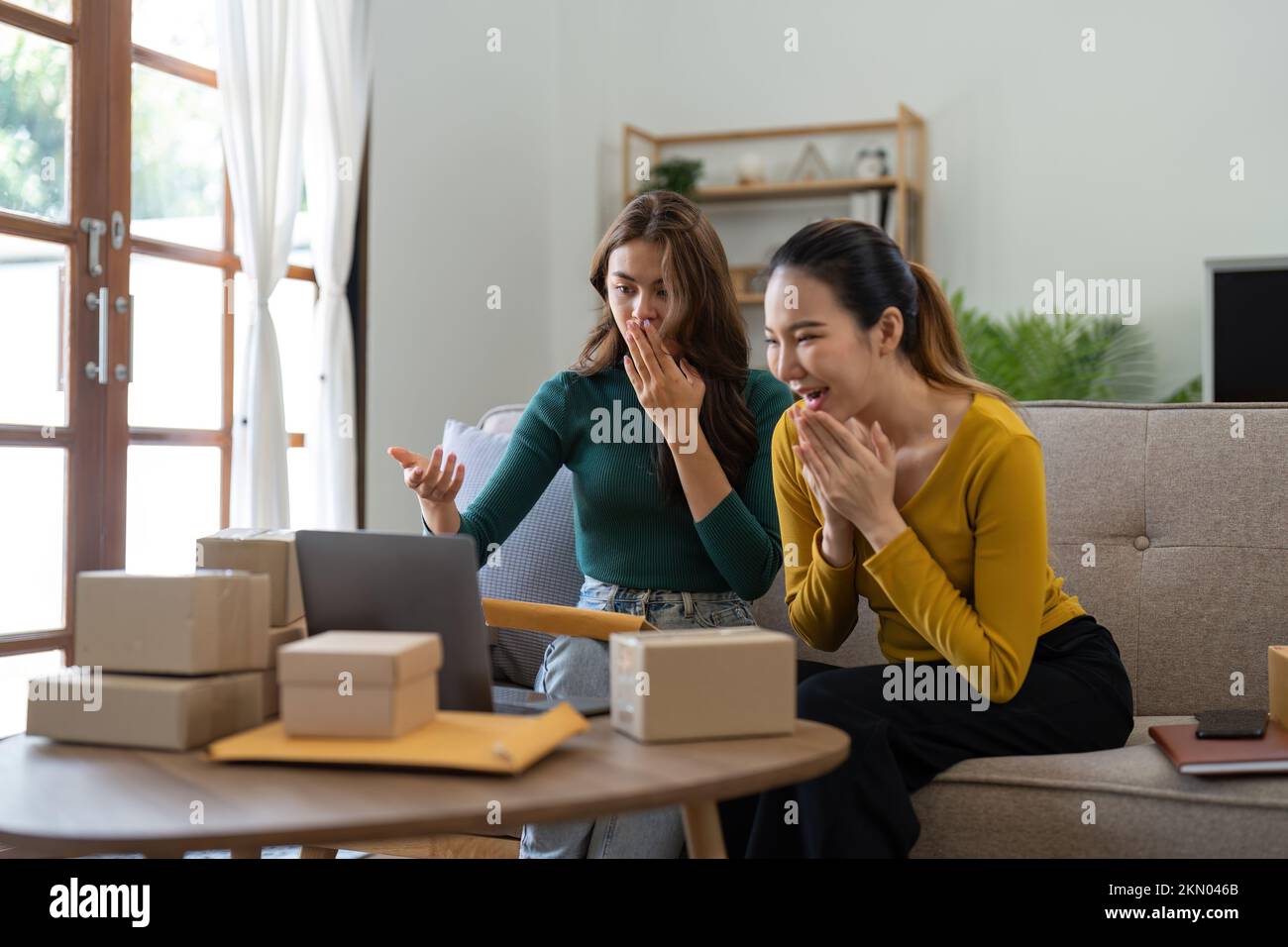 Deux jeunes femmes asiatiques sont heureuses et excitées après une nouvelle commande de client PME, contrôle commercial, marketing en ligne, emballage des boîtes de l'entrepreneur Banque D'Images
