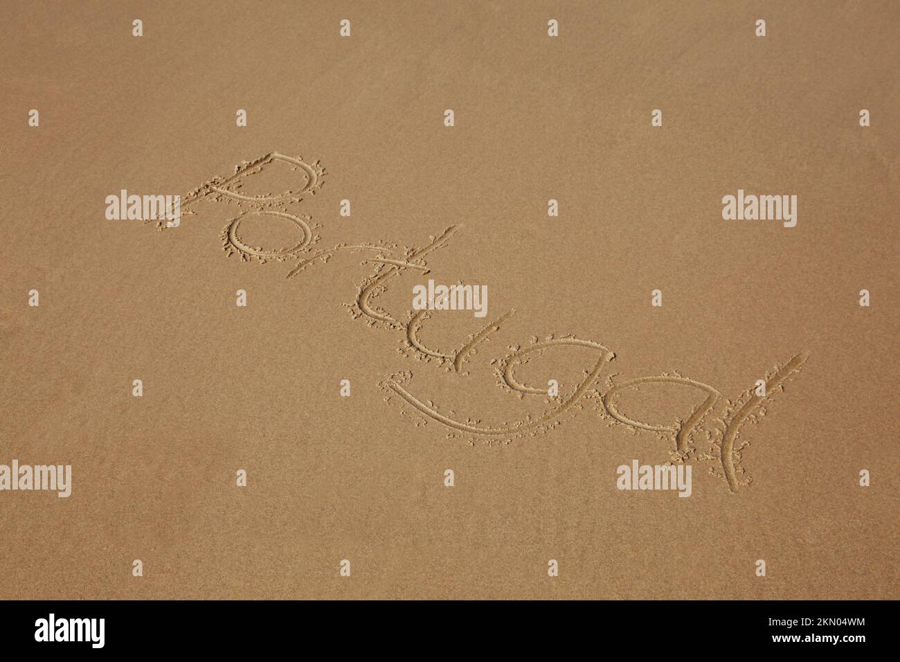 Portugal écrit dans le sable à la plage. Le Portugal abrite de nombreuses belles plages. Banque D'Images