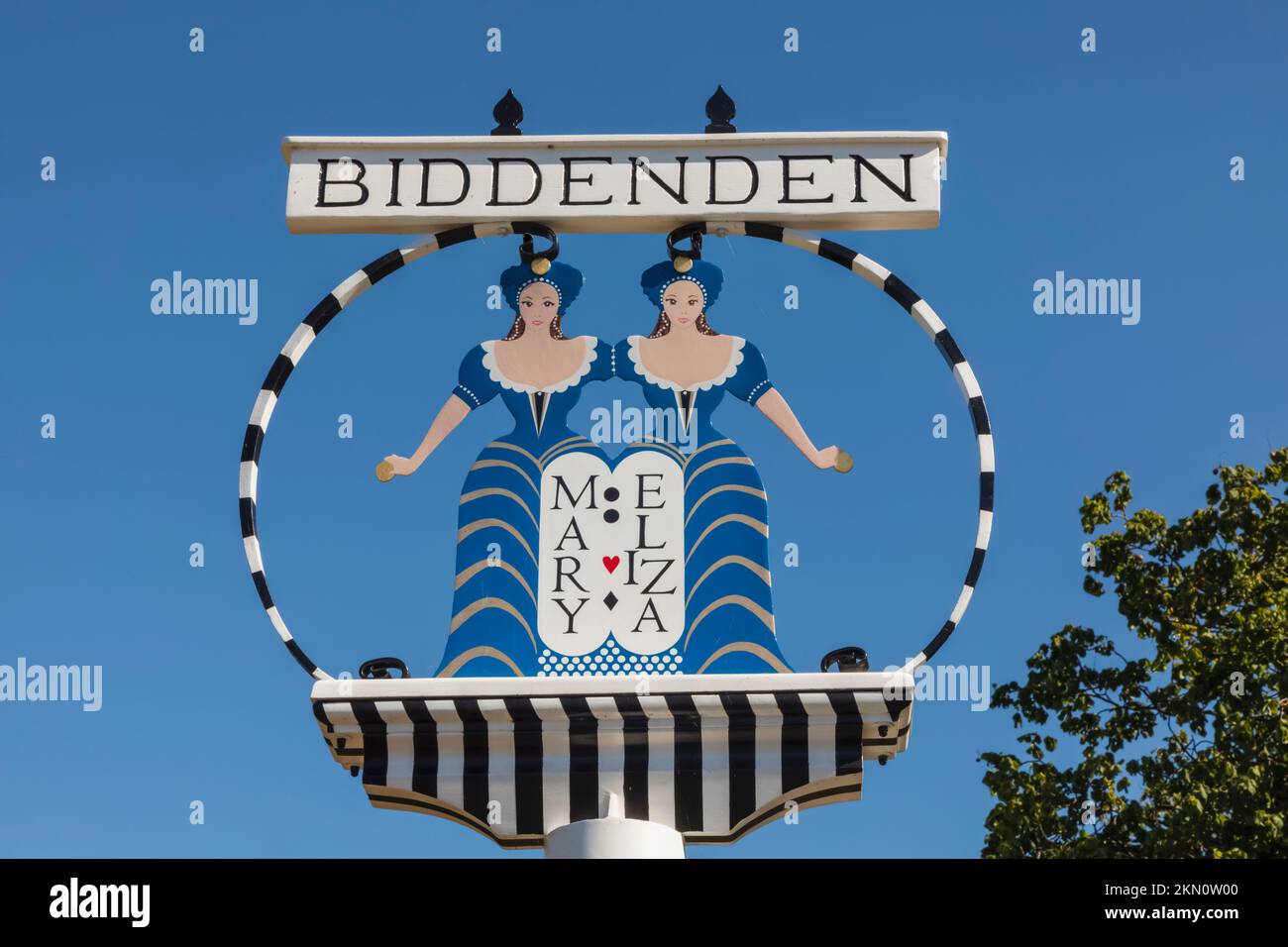 Angleterre, Kent, Biddenden, le signe du village en fer forgé montrant Mary et Eliza Chulkhurst aka les femmes de Biddenden, Une paire de Twins joints Banque D'Images