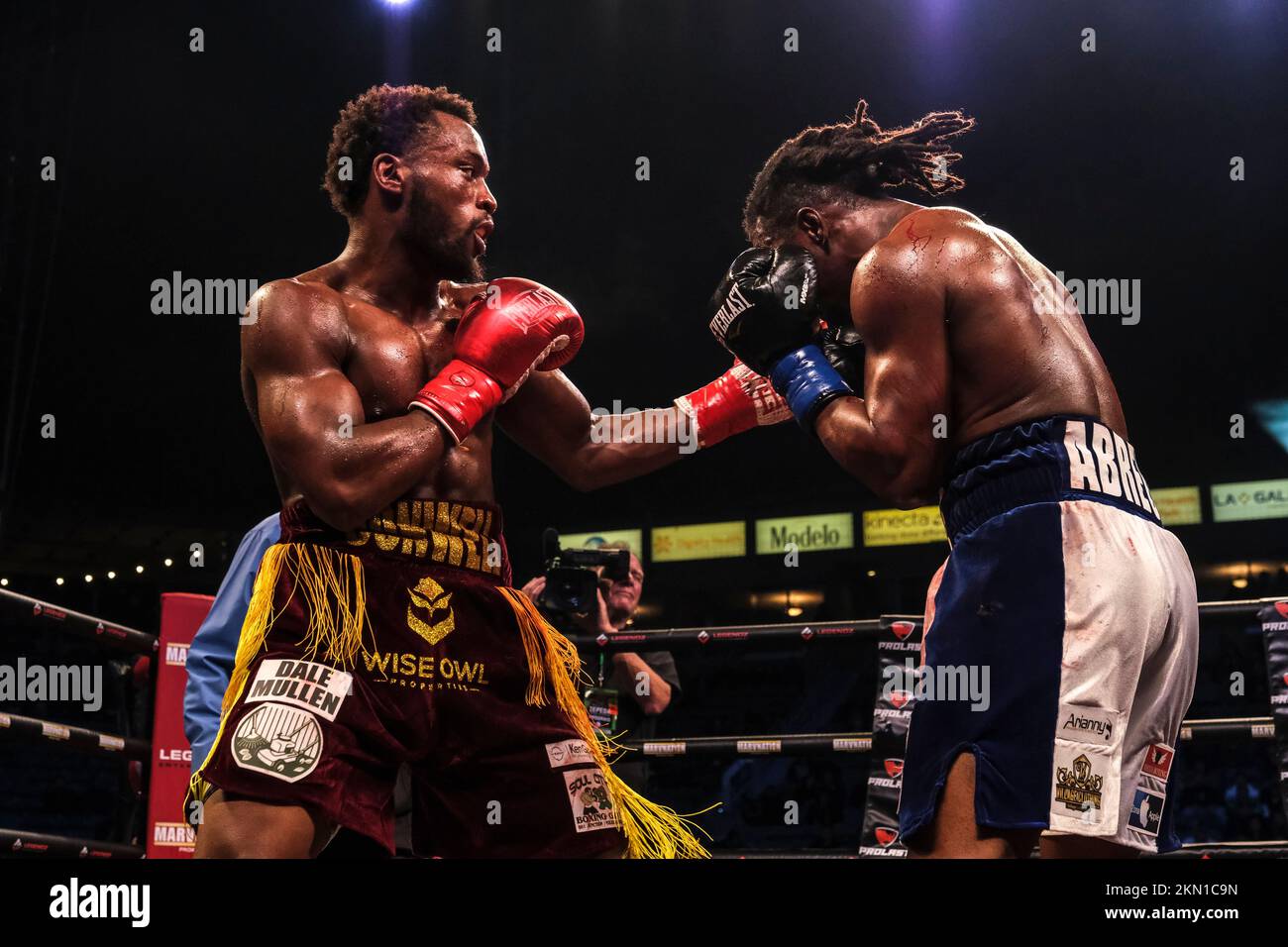 Carson, Californie, États-Unis. 26th novembre 2022. Charles Conwell de Cleveland Ohio (18-0 13 Kos rouge short jaune trim) en action contre le RepublicÃs dominicain Juan Carlos Abreu (25-7-1). Conwell a gagné par décision majoritaire. (Credit image: © Adam DelGiudice/ZUMA Press Wire) Credit: ZUMA Press, Inc./Alamy Live News Banque D'Images