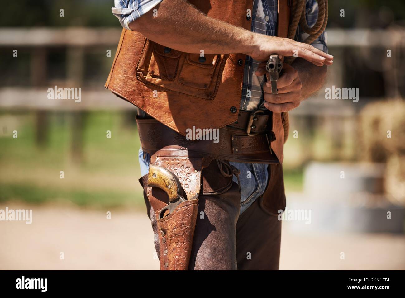 Une loi hors-la-loi avec un dessin rapide. un cowboy méconnaissable avec son fusil tiré. Banque D'Images