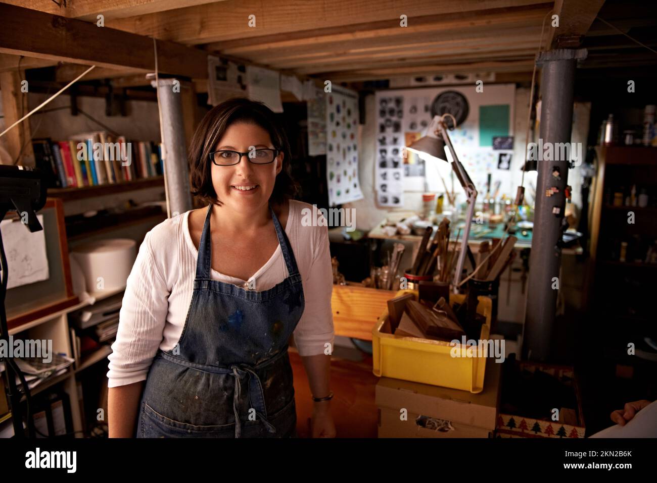 J'aime l'odeur de la peinture fraîche le matin. Image rognée d'un jeune artiste dans un atelier. Banque D'Images