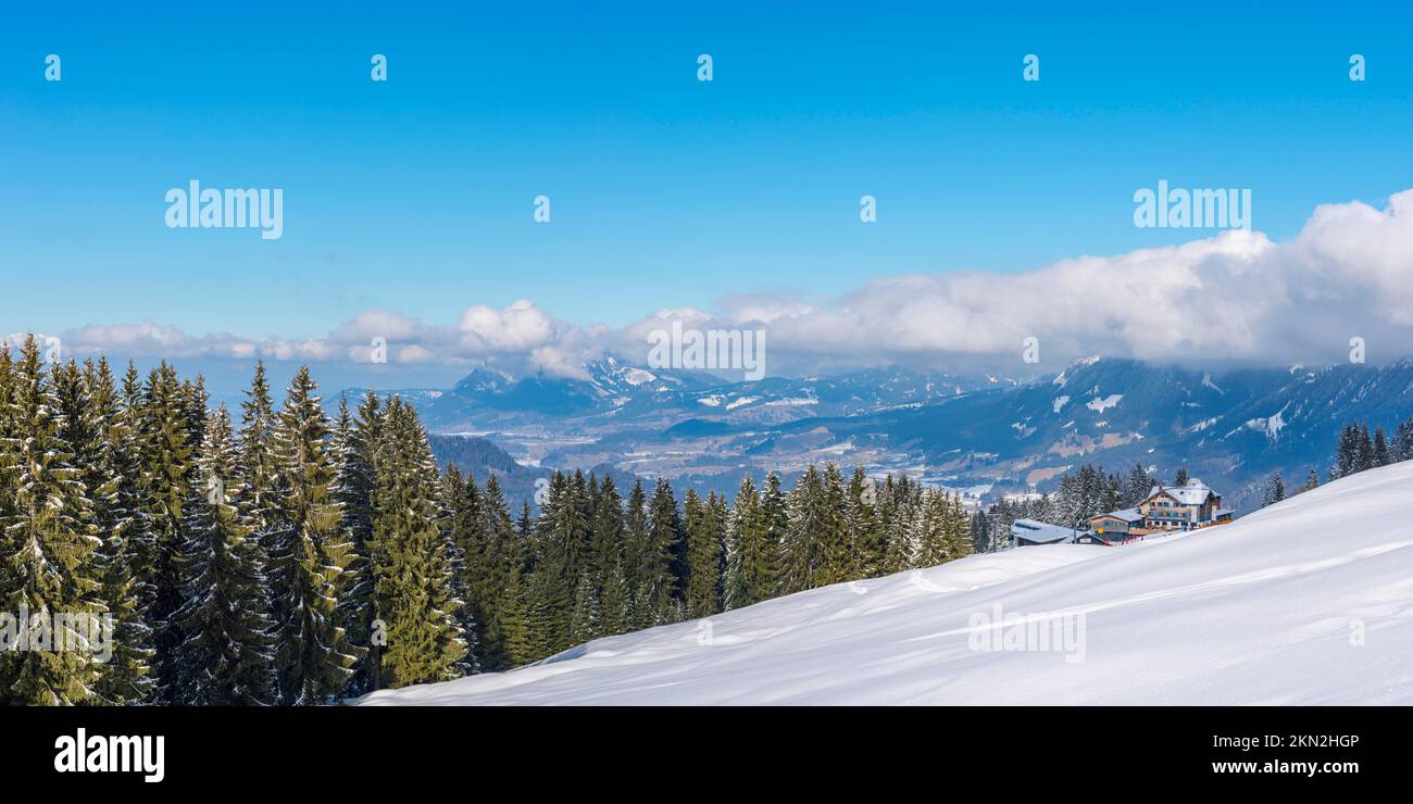 La station de montagne Söllereck, derrière elle l'Illertal et le Grünten, 1738m, Alpes Allgäu, Bavière, Allemagne, Europe Banque D'Images