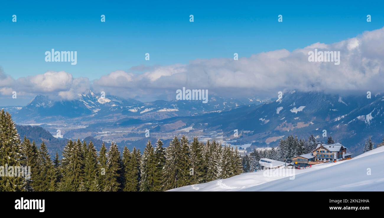 La station de montagne Söllereck, derrière elle l'Illertal et le Grünten, 1738m, Alpes Allgäu, Bavière, Allemagne, Europe Banque D'Images