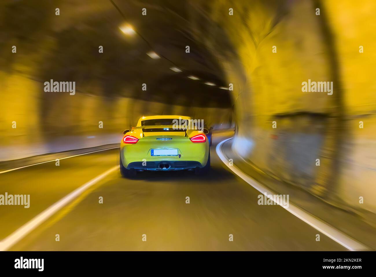 Speeder dans la voiture de sport Porsche accélère dans le virage dans le tunnel sinueux, Rhénanie-Palatinat, Allemagne, Europe Banque D'Images