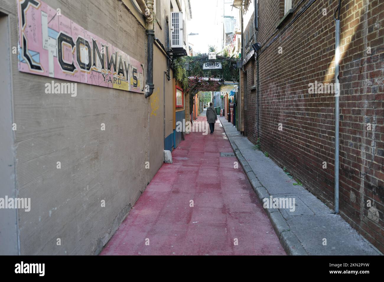 Une personne descend l'une des nombreuses ruelles du centre-ville de Cork. Cork, Irlande, Europe Banque D'Images